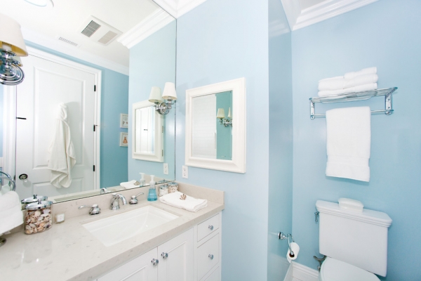 Интерьер ванной комнаты в голубом цвете