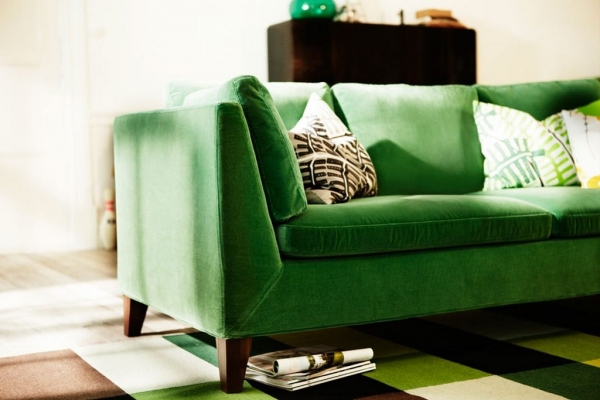 Яркий диван в интерьере гостиной: отличный способ преобразить пространство без ремонта.