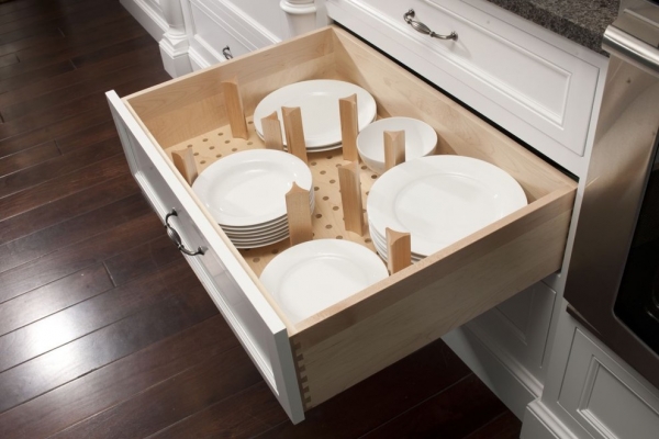 Удобные места хранения вещей и посуды на кухне: советы по обустройству.