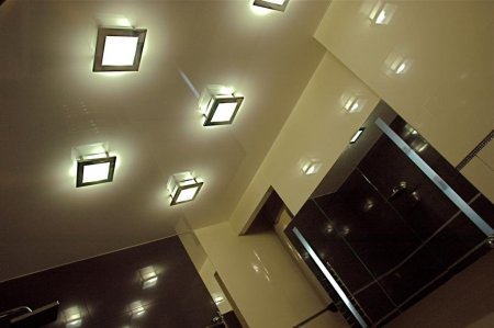 Освещение комнаты с натяжным потолком