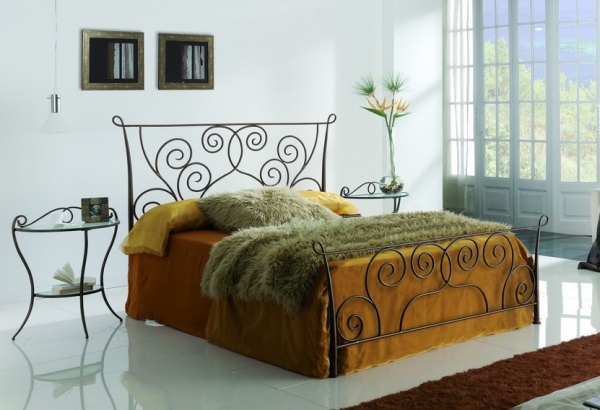 Кованая кровать — изысканное украшение для вашей спальни.